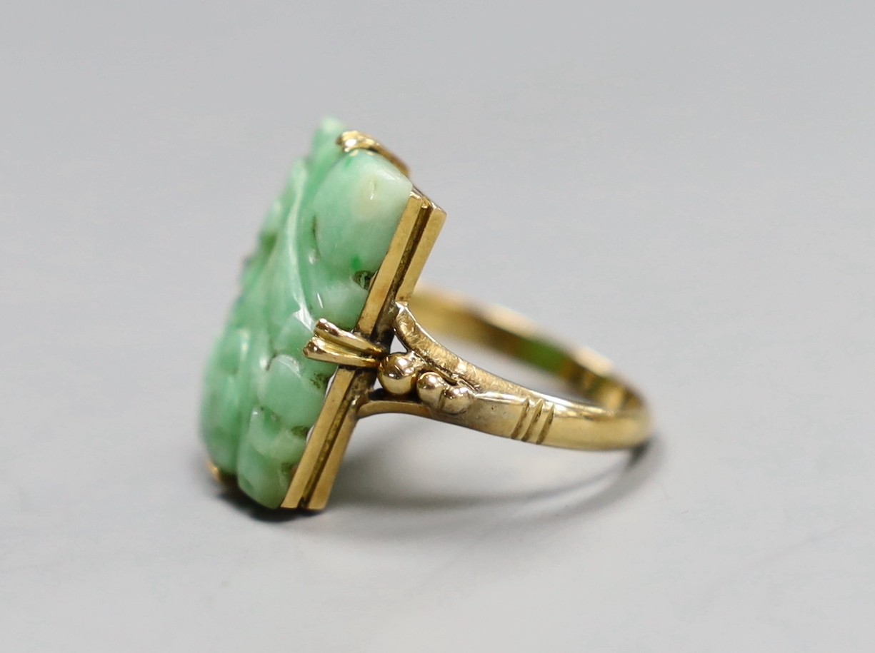 An early 20th century yellow metal Chinese jade plaque ring, size M, gross 4.8 grams